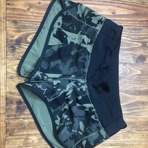 Lululemon shorts Camo Size 4 - RARE